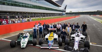 Historyczne bolidy F1 zespołu Williams w akcji na torze...