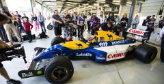 Historyczne bolidy F1 zespou Williams w akcji na torze Silverstone