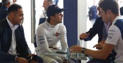 Historyczne bolidy F1 zespou Williams w akcji na torze Silverstone