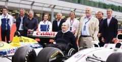 Historyczne bolidy F1 zespou Williams w akcji na torze Silverstone