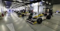 Historyczne bolidy F1 zespou Williams w akcji na torze Silverstone