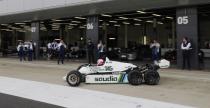 Historyczne bolidy F1 zespou Williams w akcji na torze Silverstone