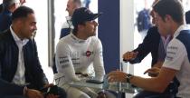 Historyczne bolidy F1 zespou Williams w akcji na torze Silverstone