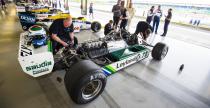 Historyczne bolidy F1 zespou Williams w akcji na torze Silverstone