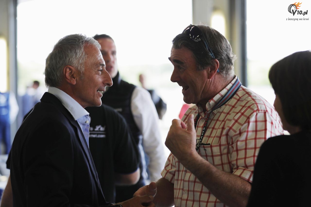 Historyczne bolidy F1 zespou Williams w akcji na torze Silverstone
