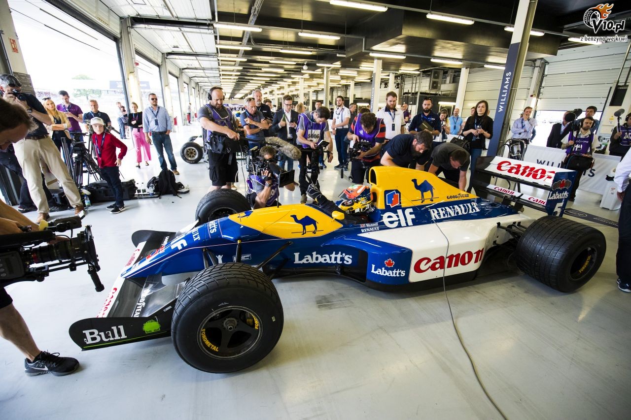 Historyczne bolidy F1 zespou Williams w akcji na torze Silverstone
