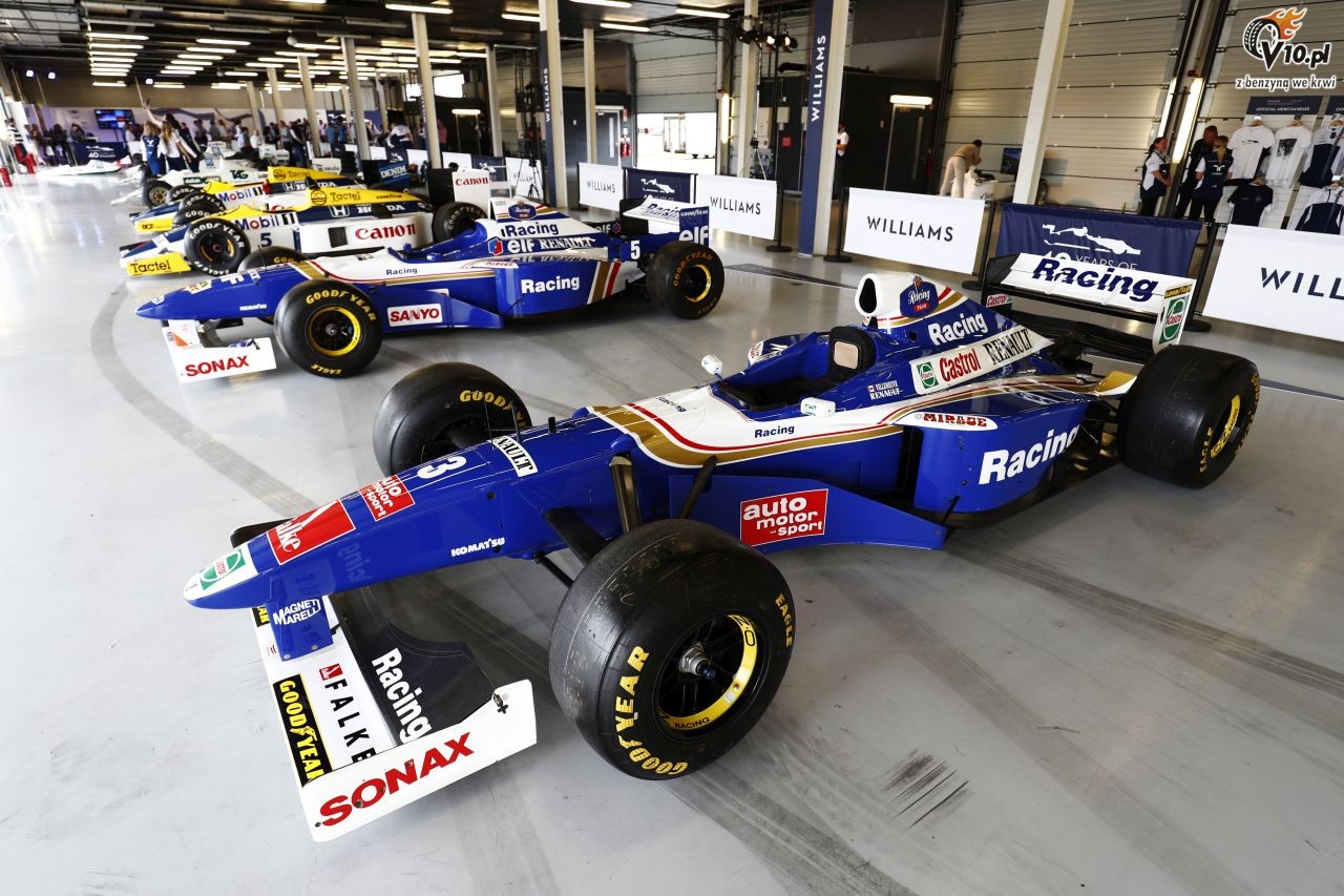 Historyczne bolidy F1 zespou Williams w akcji na torze Silverstone