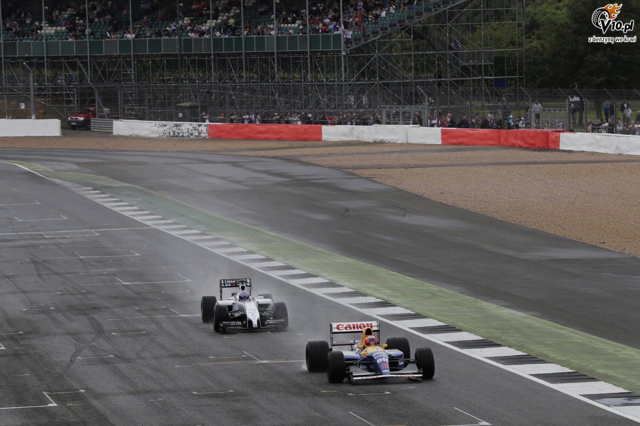 Historyczne bolidy F1 zespou Williams w akcji na torze Silverstone