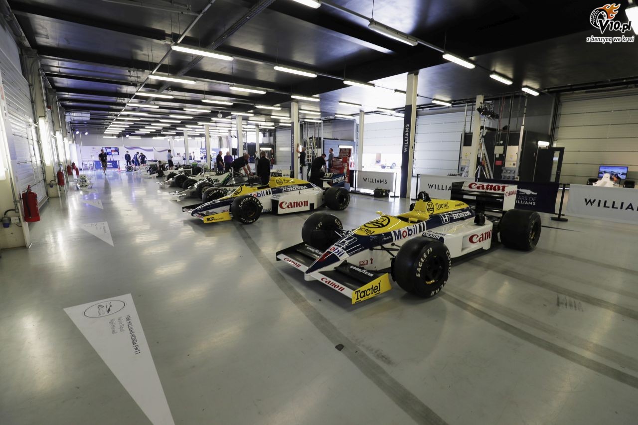 Historyczne bolidy F1 zespou Williams w akcji na torze Silverstone