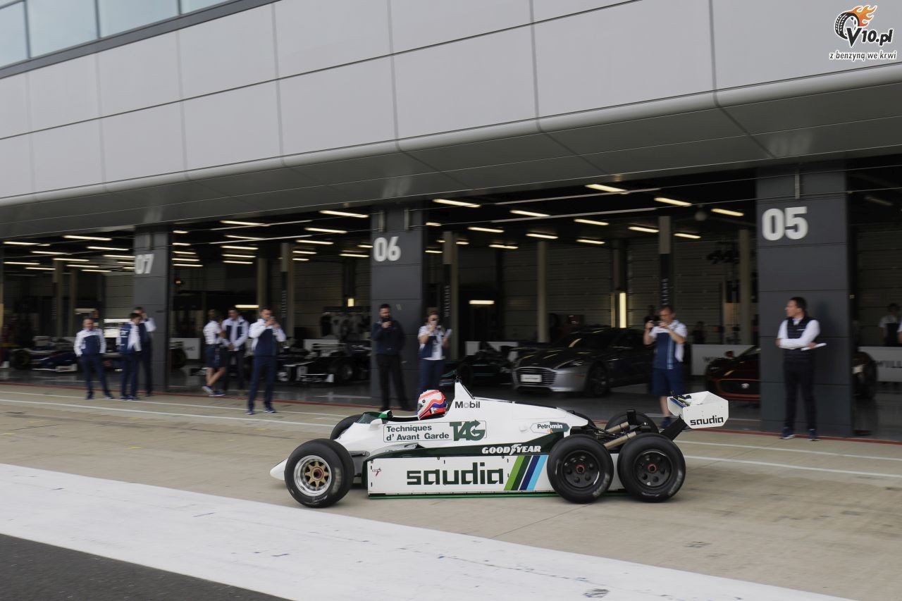 Historyczne bolidy F1 zespou Williams w akcji na torze Silverstone