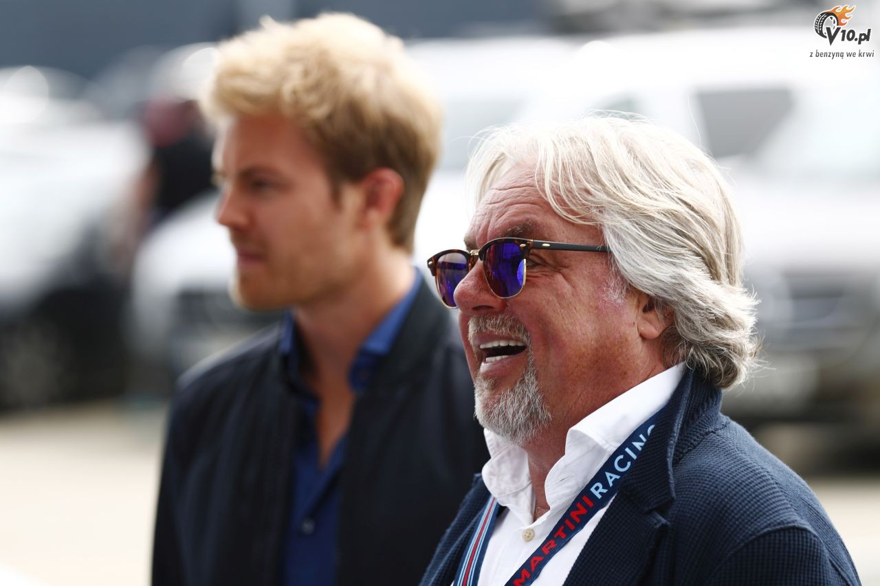 Historyczne bolidy F1 zespou Williams w akcji na torze Silverstone