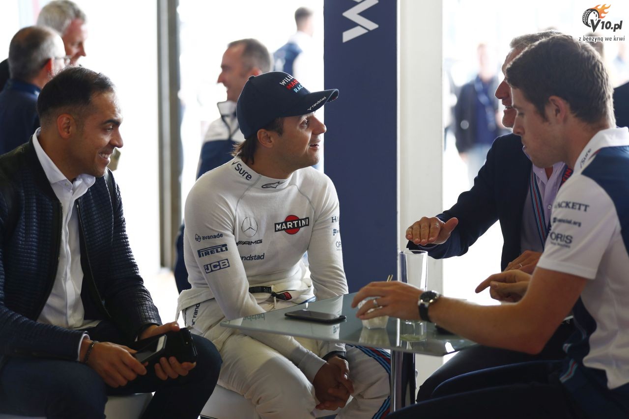 Historyczne bolidy F1 zespou Williams w akcji na torze Silverstone