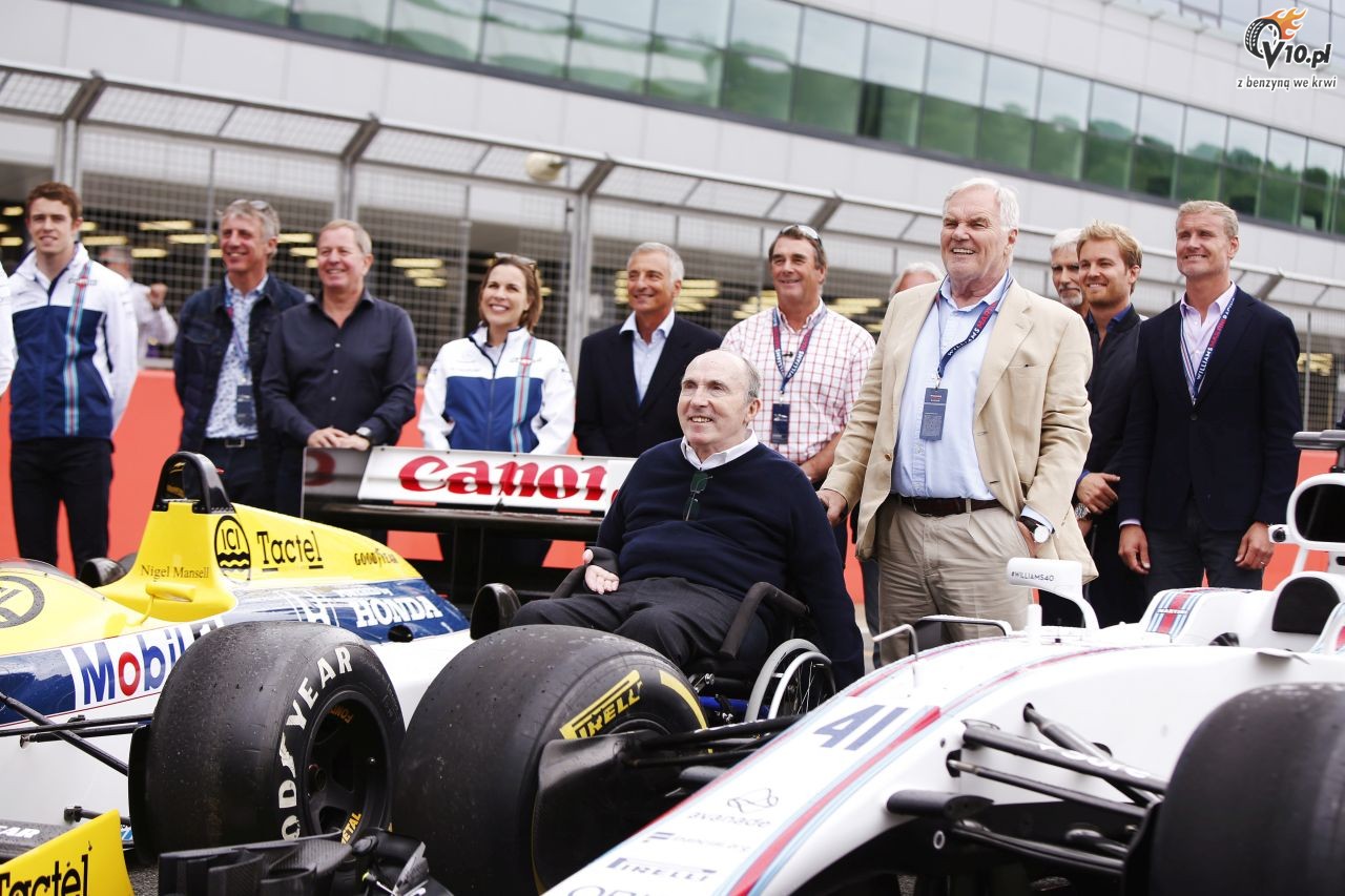Historyczne bolidy F1 zespou Williams w akcji na torze Silverstone
