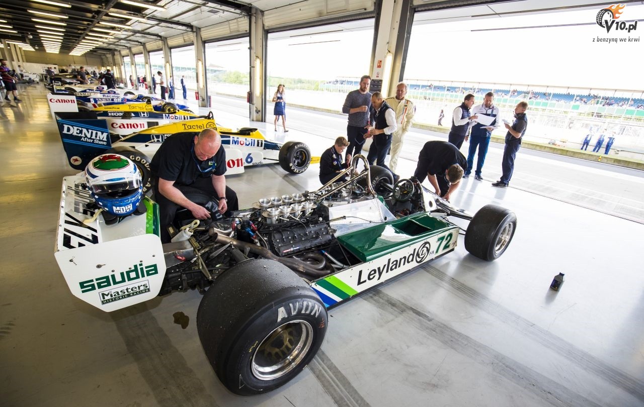 Historyczne bolidy F1 zespou Williams w akcji na torze Silverstone
