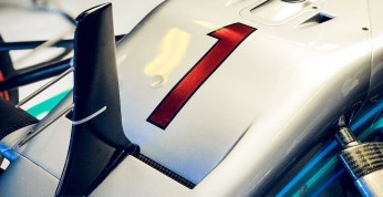 Hamilton nakleił numer 1 na bolid