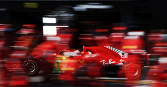Raikkonen przeklinał przez radio, że Ferrari zmyliło go w rywalizacji z Vettelem