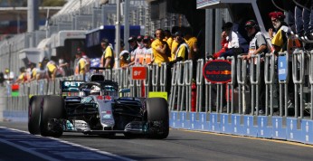 GP Australii - kwalifikacje: Hamilton odjechał rywalom, wypadek...