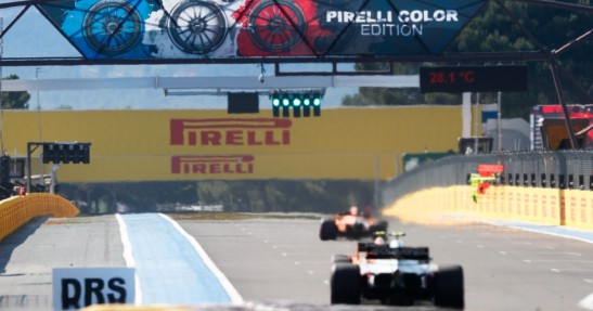 Hamilton chce obowiązku jeżdżenia w F1 z takim samym obciążeniem paliwem na treningach