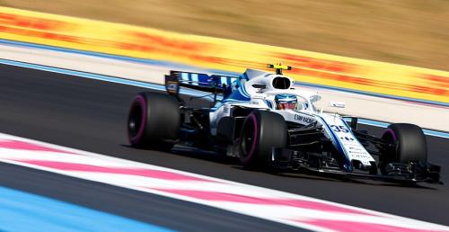 Sirotkin zatrzymał się przed garażem nieswojego zespołu. Oślepiło go słońce