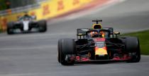 Daniel Ricciardo przed Lewisem Hamiltonem