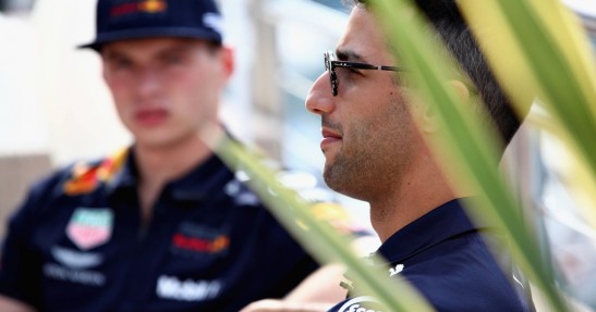 Daniel Ricciardo i Max Verstappen (w tle)