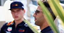 Daniel Ricciardo i Max Verstappen (w tle)