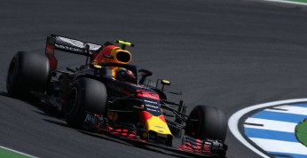 Verstappen przejechał pierwszy zakręt na pełnym gazie. 