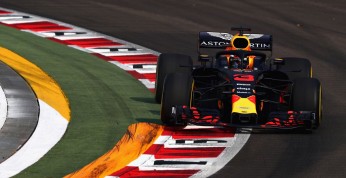 GP Singapuru - 1. trening: Dublet Red Bulla, wypadek Leclerka