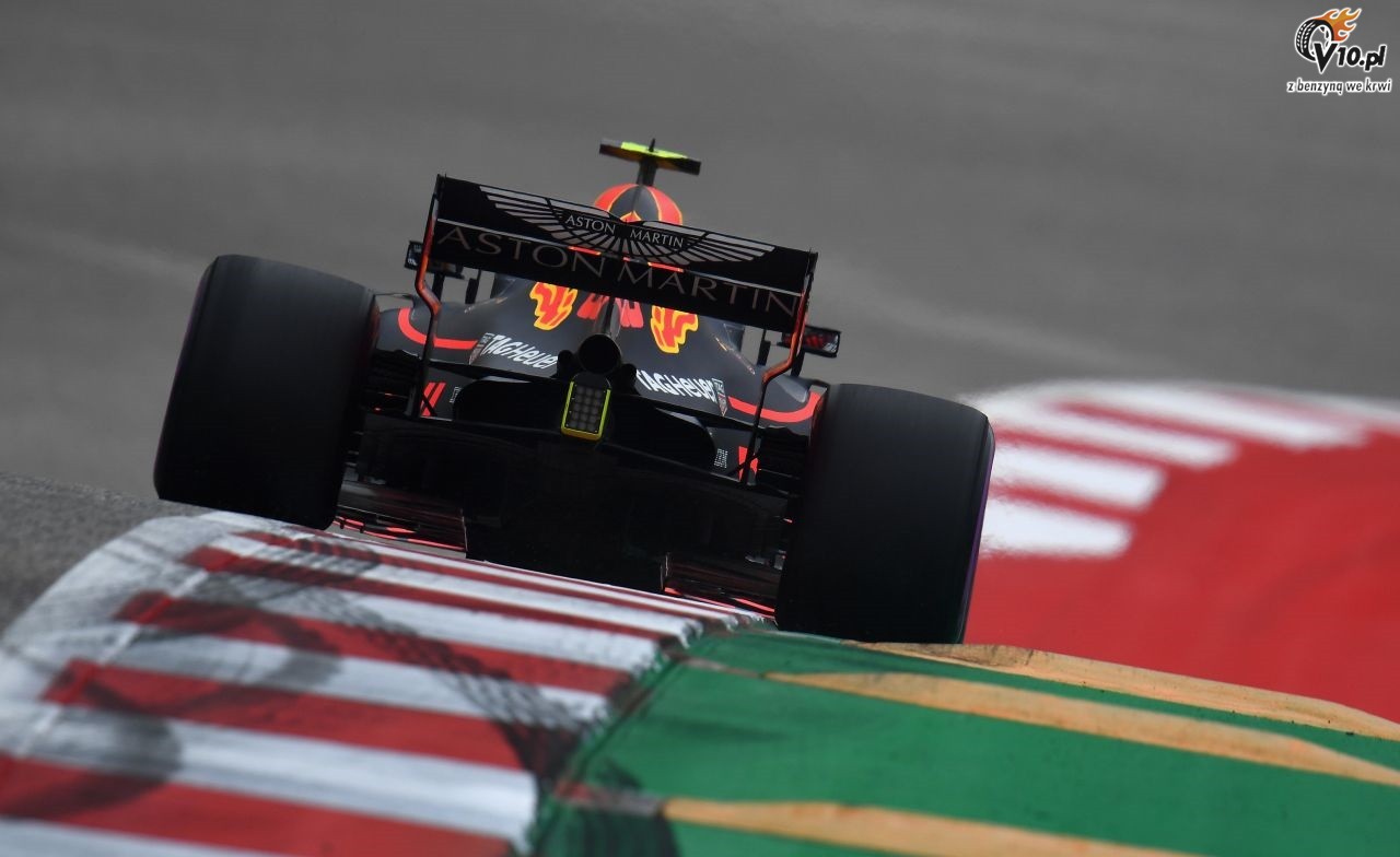 Verstappen zdumiony uszkodzeniem bolidu na krawniku