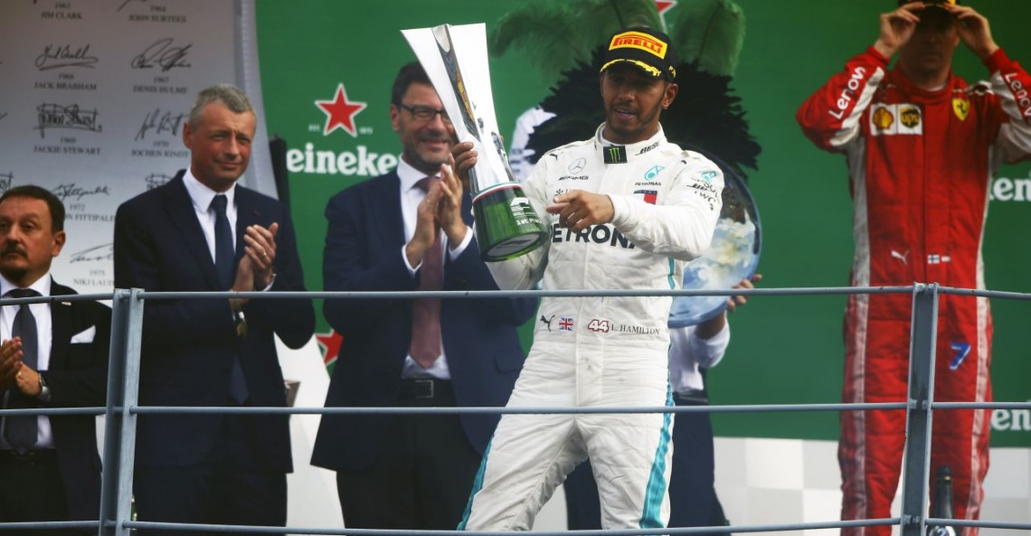 Lewis Hamilton świętuje zwycięstwo w GP Włoch