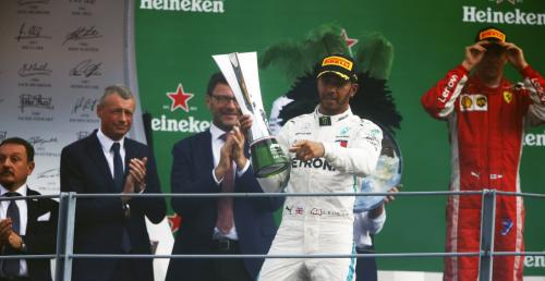 Lewis Hamilton świętuje zwycięstwo w GP Włoch