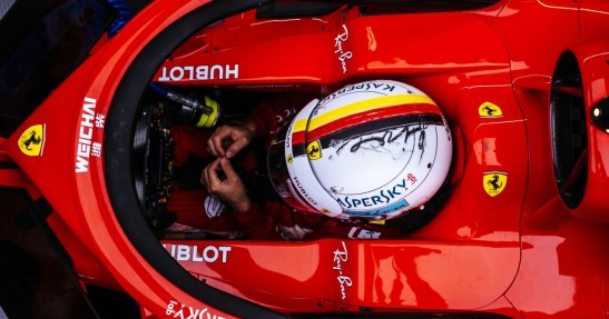 Vettel jeździ z tajemniczą łopatką przy kierownicy