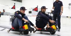 Verstappen i Ricciardo szaruj po fabryce Red Bulla