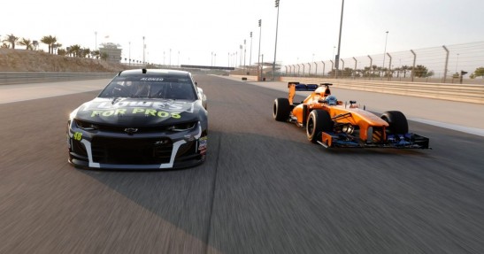 Alonso poprowadził samochód NASCAR, Johnson bolid F1