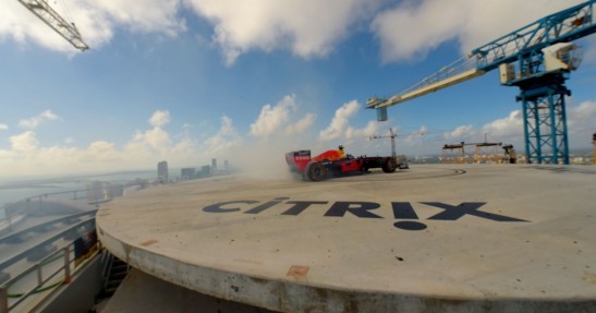 Bolid F1 kręci bączki ponad 200 metrów nad ziemią w Miami