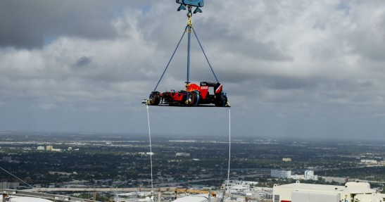 Bolid F1 kręci bączki ponad 200 metrów nad ziemią w Miami
