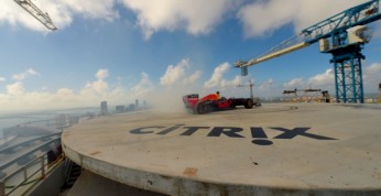 Bolid F1 kręci bączki ponad 200 metrów nad ziemią w Miami (wideo)