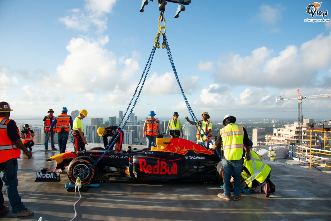 Bolid F1 krci bczki ponad 200 metrw nad ziemi w Miami