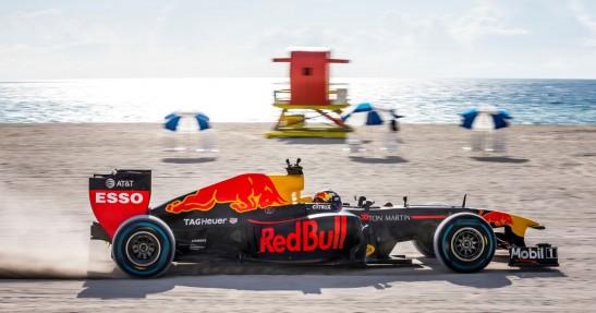 Bolidem F1 przez Amerykę w wykonaniu Verstappena