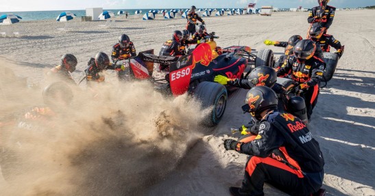 Bolidem F1 przez Amerykę w wykonaniu Verstappena