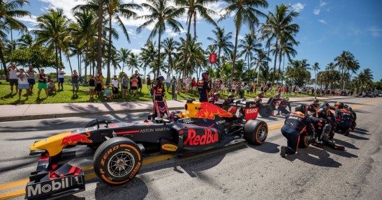 Bolidem F1 przez Amerykę w wykonaniu Verstappena