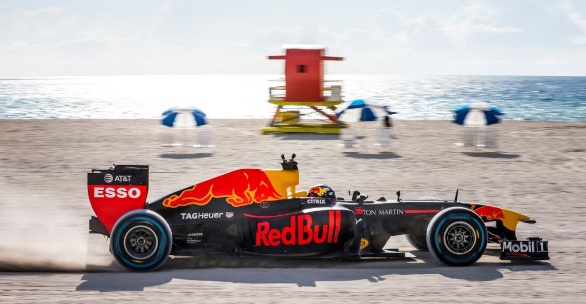 Bolidem F1 przez Amerykę w wykonaniu Verstappena