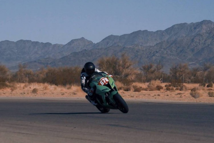 Hamilton przejecha si po torze motocyklem z Calem Crutchlowem