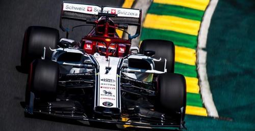 Raikkonen musiał przyspieszyć zjazd na pit-stop. Winna zrywka z wizjera kasku