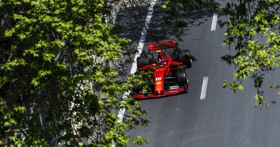 GP Azerbejdżanu - 2. trening: Dublet Ferrari, kolejne wypadki