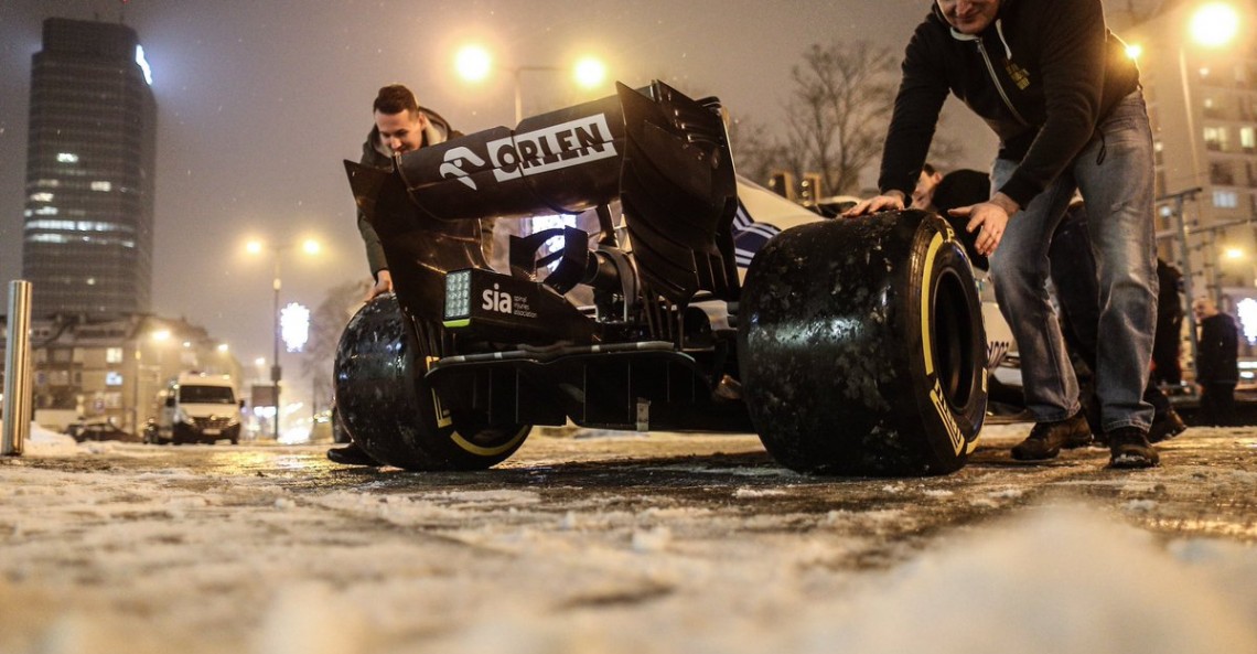 Bolid Williamsa z logotypami Orlenu na zdjęciach