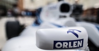 Bolid Williamsa z logotypami Orlenu na zdjęciach