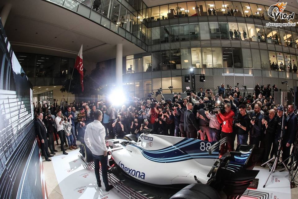 Bolid Williamsa z logotypami Orlenu na zdjciach