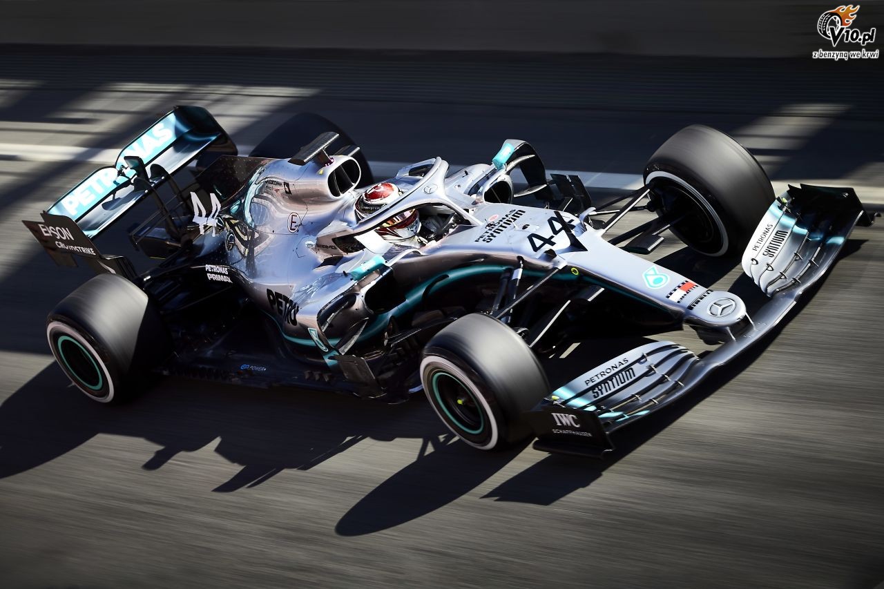 Hamilton kolejnym mwicym o psekundowej przewadze Ferrari nad Mercedesem