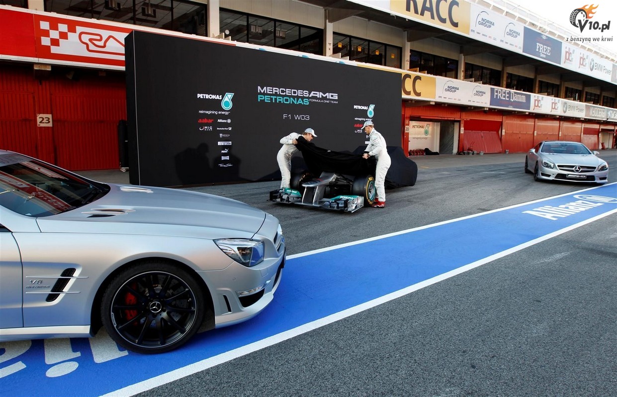 Schumacher i Rosberg wyprbowali nowy samochd bezpieczestwa F1 - Mercedesa SL63 AMG